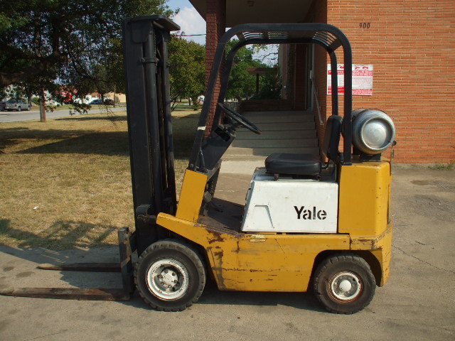 2014 Yale  3000 Lb Solid Pneumatic Forklift with Truckers mast 